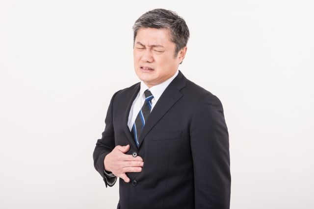 ららぽーと横浜クリニックの消化器外科に腹痛の相談をする中年男性