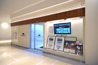 南立体駐車場に面する場所で、ららぽーと横浜本体と同調したイメージカラーで地域の医療の一翼を担います。