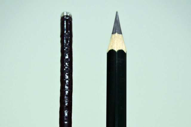 経鼻内視鏡と鉛筆