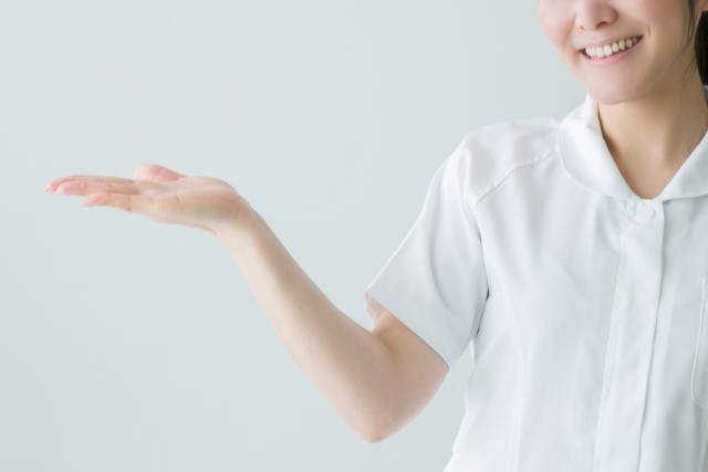 腕を上げた白いシャツ姿の人