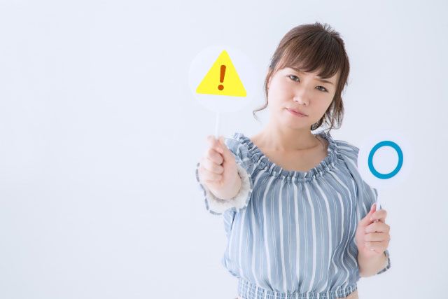 注意マークを出す女性