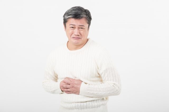 胃が痛む男性