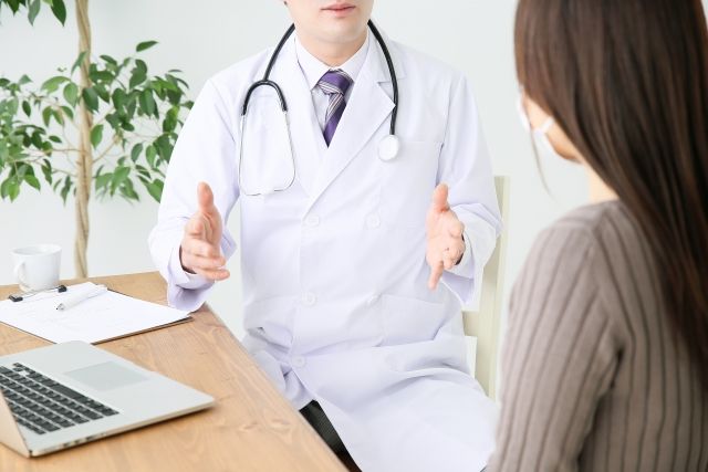 痔の説明をする医者