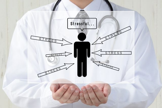 ストレスの説明をする医者