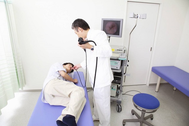 病室で内視鏡検査をしている様子