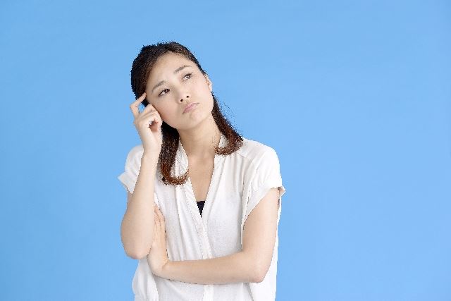 便秘の悩みで大腸内視鏡の検査を考える女性
