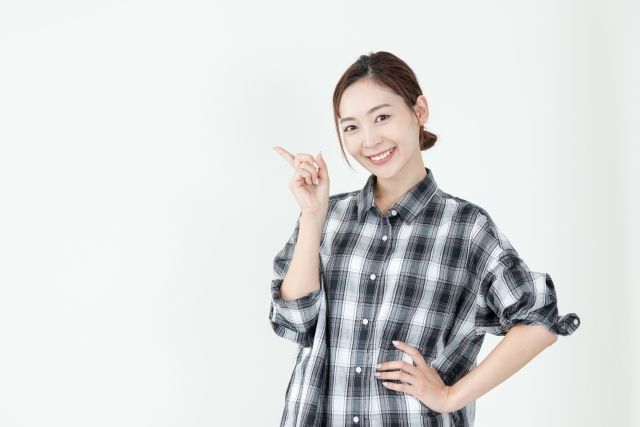 大腸内視鏡検査前日の注意事項を紹介する女性