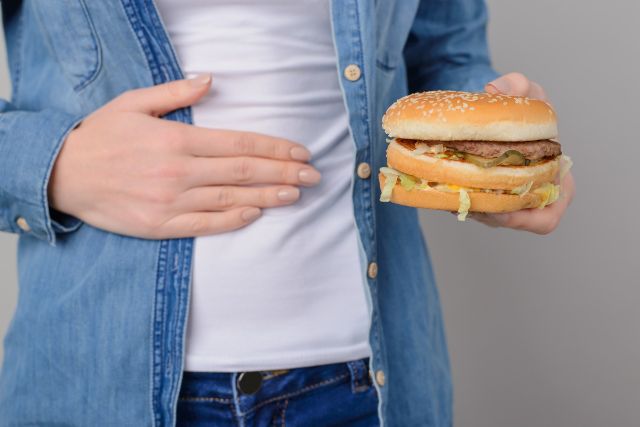 ハンバーガーを持つ男性
