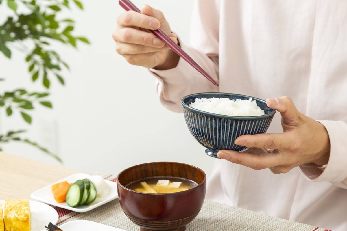 ご飯、味噌汁、漬物の食事
