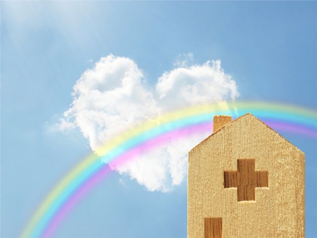 虹がかかった空と家の模型