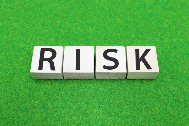 人工芝生の上にあるRISKと書かれた積み木