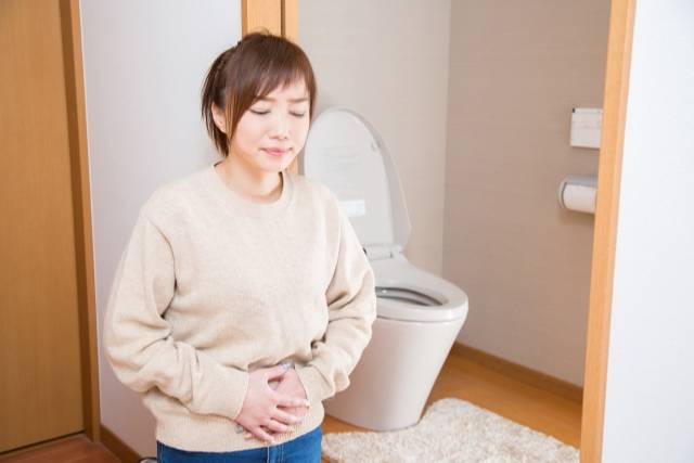 お腹を押さえる人