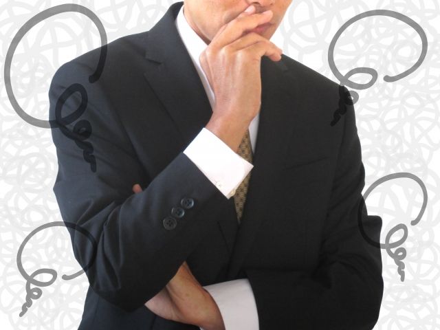 痔について考える男性