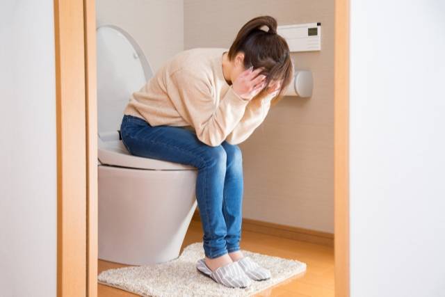 血便とストレスで悩む女性